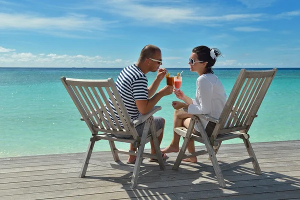 Heureux jeune couple se détendre et prendre une boisson fraîche — Photo