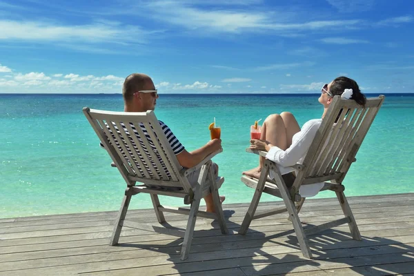 Gelukkige jonge paar ontspannen en verse drankje te nemen — Stockfoto