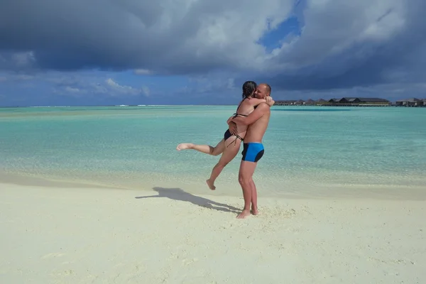 Feliz jovem casal se divertir no verão — Fotografia de Stock