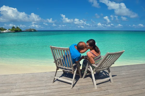 Feliz pareja joven divertirse en verano — Foto de Stock