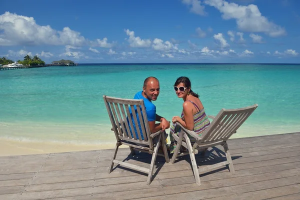 Feliz jovem casal se divertir no verão — Fotografia de Stock