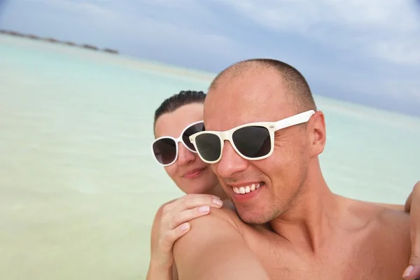 Glückliches junges Paar hat Spaß am Sommer — Stockfoto