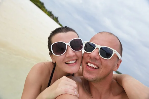 Feliz jovem casal se divertir no verão — Fotografia de Stock