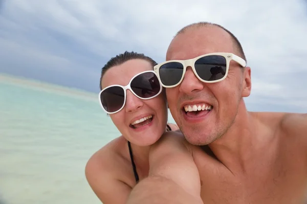 Feliz jovem casal se divertir no verão — Fotografia de Stock