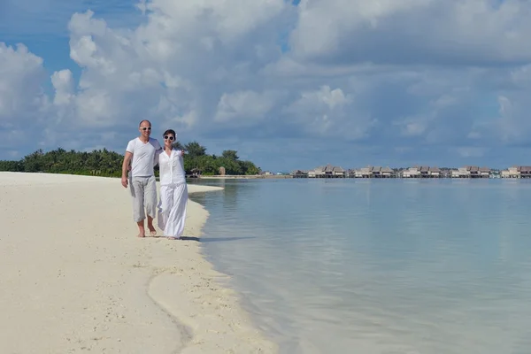 Heureux jeune couple avoir du plaisir sur été — Photo