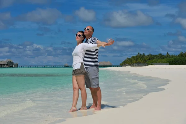 Glückliches junges Paar hat Spaß am Sommer — Stockfoto