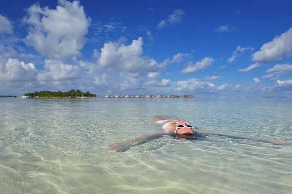 Gelukkige vrouw genieten van zomertijd — Stockfoto