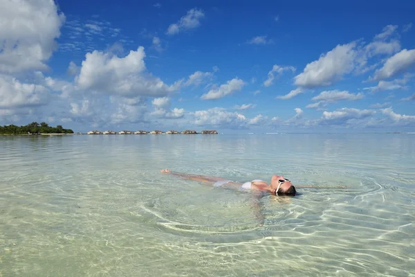 Glückliche Frau genießt Sommerzeit — Stockfoto