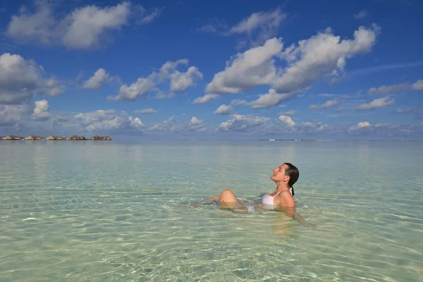 Mulher feliz desfrutar de tempo de verão — Fotografia de Stock