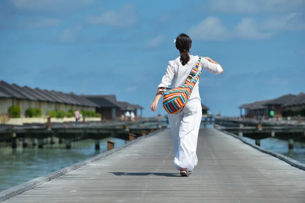 幸せな女を楽しむ夏の時間 — ストック写真