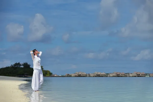 Mujer feliz disfrutar de la hora de verano —  Fotos de Stock