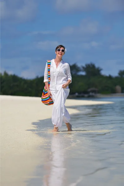 Gelukkige vrouw genieten van zomertijd — Stockfoto