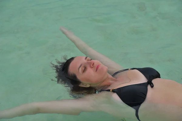 Mujer feliz disfrutar de la hora de verano — Foto de Stock