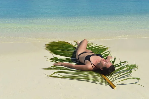 Gelukkige vrouw genieten van zomertijd — Stockfoto