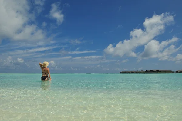 Glückliche Frau genießt Sommerzeit — Stockfoto