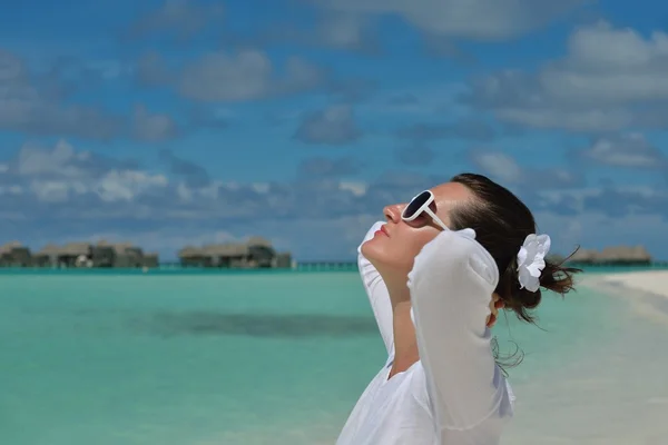 Gelukkige vrouw genieten van zomertijd — Stockfoto