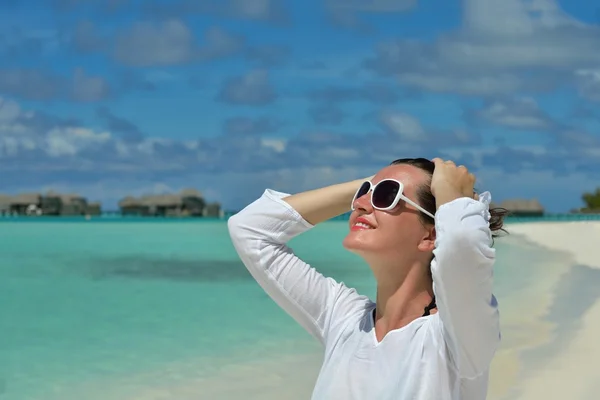 Glückliche Frau genießt Sommerzeit — Stockfoto