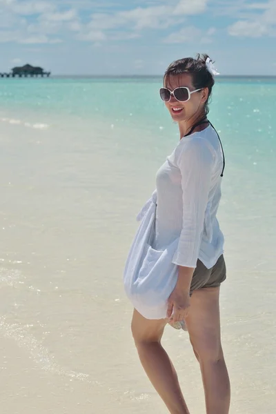 Mulher feliz desfrutar de tempo de verão — Fotografia de Stock