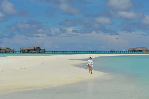 Gelukkige vrouw genieten van zomertijd — Stockfoto