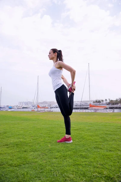 Junge schöne Frau joggt am Morgen — Stockfoto