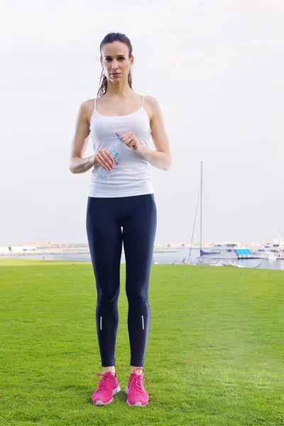 Jonge mooie vrouw op ochtend joggen — Stockfoto