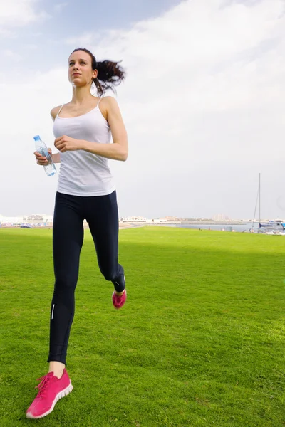 Femme jogging au matin — Photo