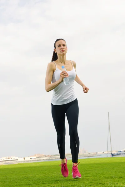 Femme jogging au matin — Photo