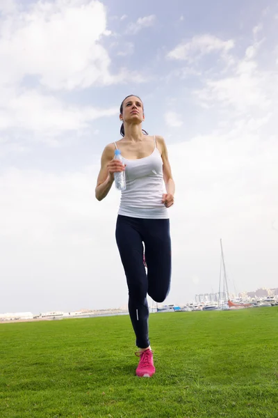 Femme jogging au matin — Photo