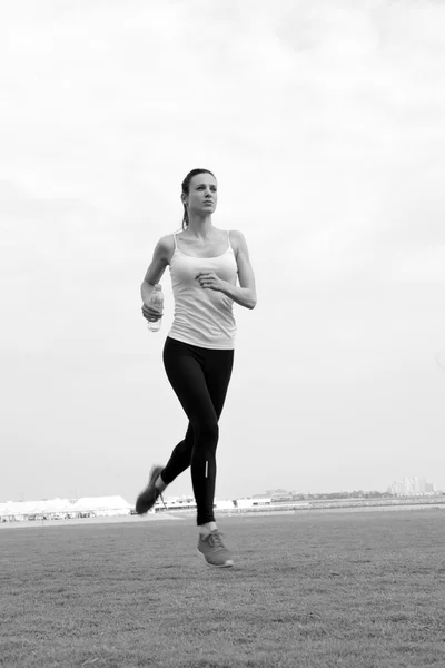 Vrouw joggen in de ochtend — Stockfoto