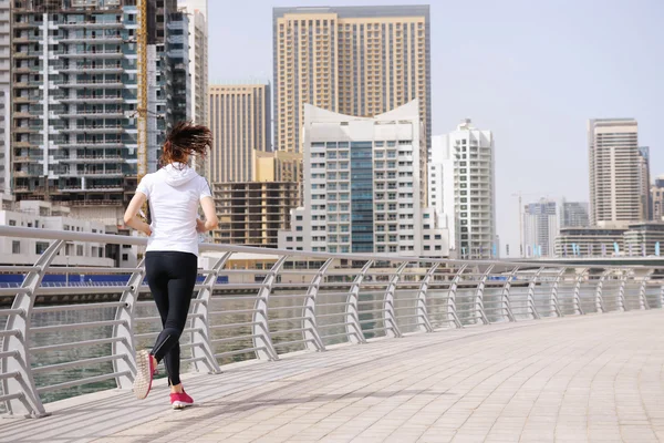 Femme jogging au matin — Photo