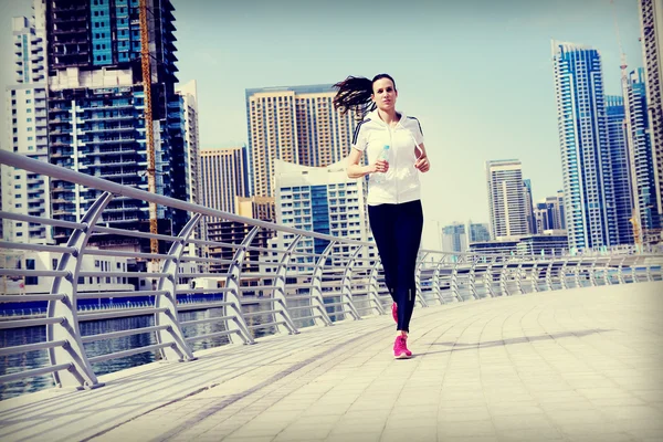 Vrouw joggen in de ochtend — Stockfoto