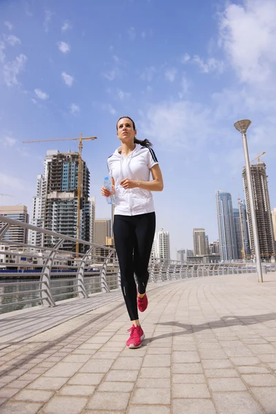 Vrouw joggen in de ochtend — Stockfoto