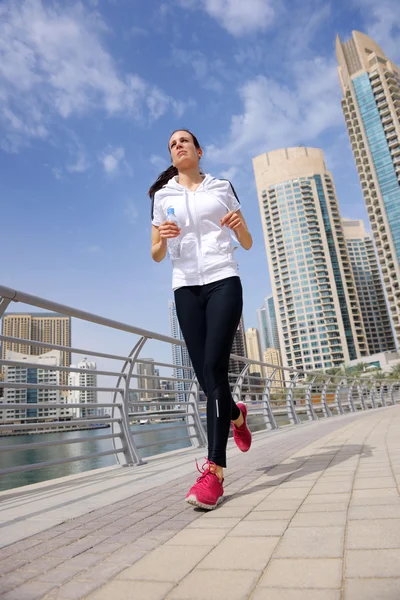 Mujer corriendo por la mañana — Foto de Stock