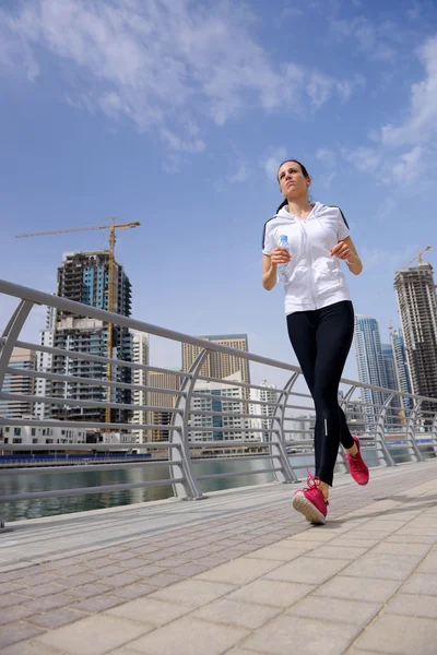 Donna che fa jogging al mattino — Foto Stock