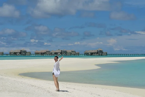 Mujer feliz disfrutar de la hora de verano — Foto de Stock