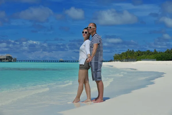 Feliz jovem casal se divertir no verão — Fotografia de Stock