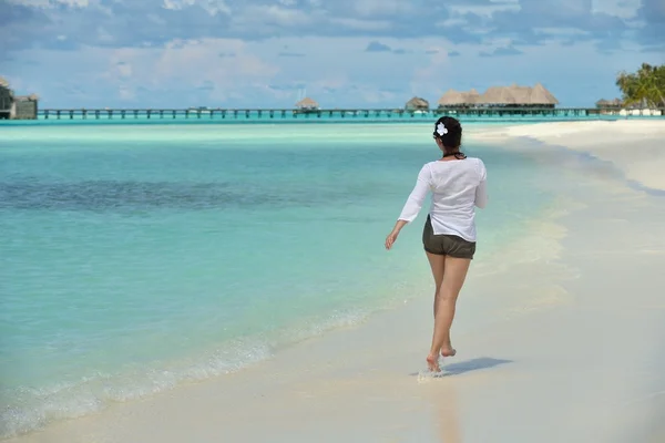 Mulher feliz desfrutar de tempo de verão — Fotografia de Stock