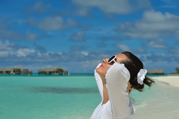 Glückliche Frau genießt Sommerzeit — Stockfoto