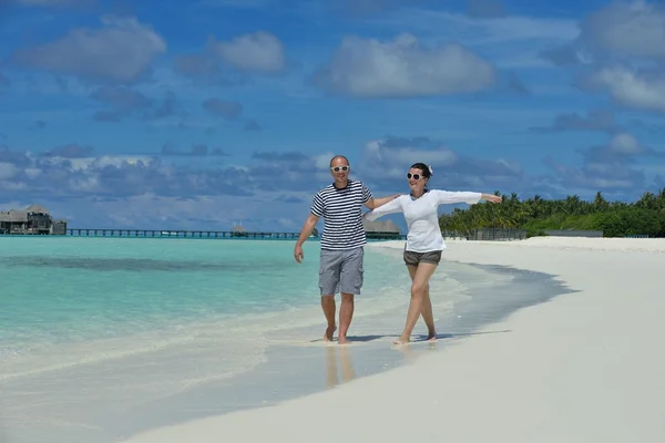 Heureux jeune couple avoir du plaisir sur été — Photo