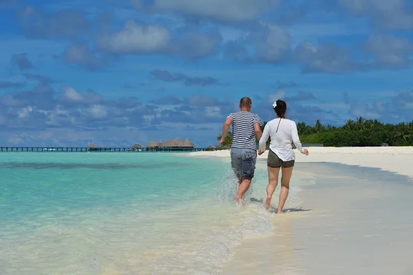 Heureux jeune couple avoir du plaisir sur été — Photo