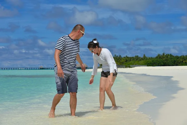 Heureux jeune couple avoir du plaisir sur été — Photo