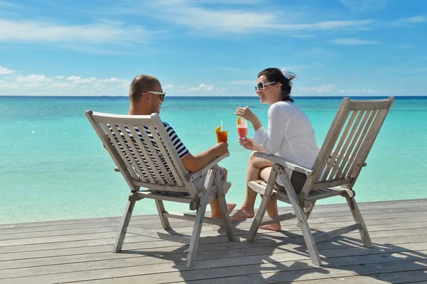 Feliz jovem casal relaxar e tomar bebida fresca — Fotografia de Stock