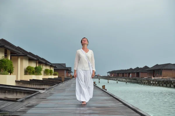 Jonge vrouw ontspannen op bewolkt zomerdag — Stockfoto