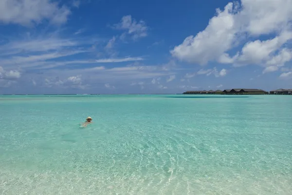 Gelukkige vrouw genieten van zomertijd — Stockfoto