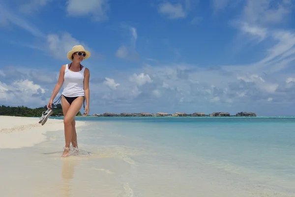 Mulher feliz desfrutar de tempo de verão — Fotografia de Stock