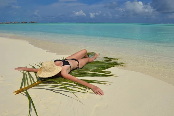 Gelukkige vrouw genieten van zomertijd — Stockfoto