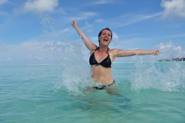 Mujer feliz disfrutar de la hora de verano — Foto de Stock