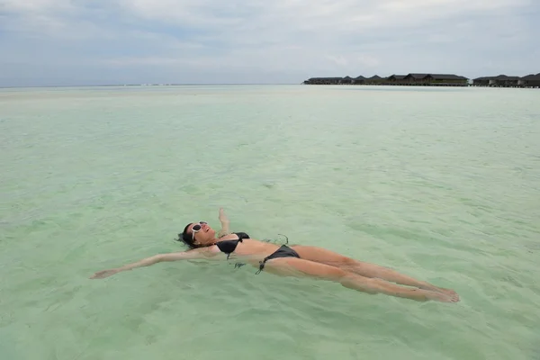 Mujer feliz disfrutar de la hora de verano — Foto de Stock