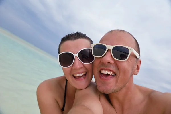 Feliz jovem casal se divertir no verão — Fotografia de Stock