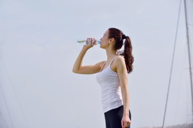 genç güzel kadın fitness egzersiz sonrası su içme